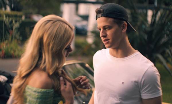 personnage d'Addy et jake dans la série Qui ment? , ils discutent dans la rue
