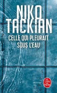 Couverture de Celle qui pleurait sous l'eau de Tackian, gros plan sur du carrelage bleu sous l'eau