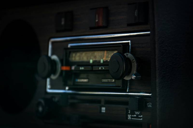 photo autoradio six versions résumé livre policier spoil