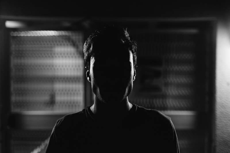 silhouette noir six versions résumé livre policier spoil