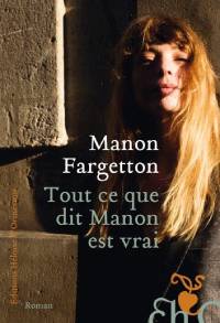 Couverture de Tout ce que dit Manon est vrai de Fargetton, jeune fille souriante cachée dans l'ombre d'une porte
